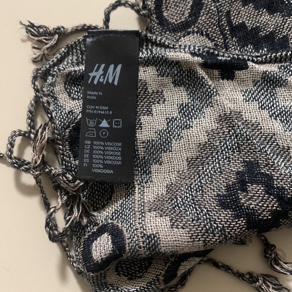H&M scarf bundle - Picture 2 of 4